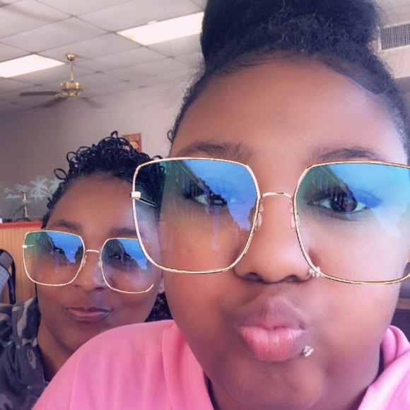 Meet your Posher, Iesha - Picture 1 of 1